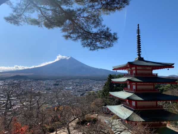 北口本宮冨士浅間神社から見た富士山と五重の塔